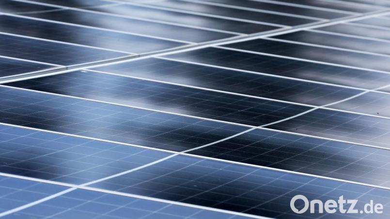 Unbekannte schlagen auf einem Solarpark zu: Der Schaden ist enorm. (Symbolbild) Bild: Bernd Wüstneck/dpa