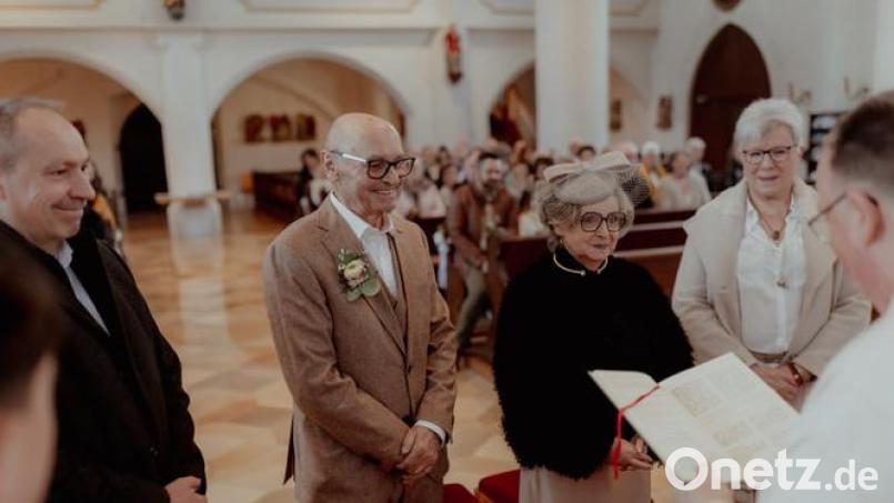 Hildegard Gallitzendörfer und Hans Luber (Mitte) verblüffen ihre vermeintlichen Geburtstagsgäste. Auf einmal stehen die beiden vor dem Traualtar. Bild: Heike Schnell