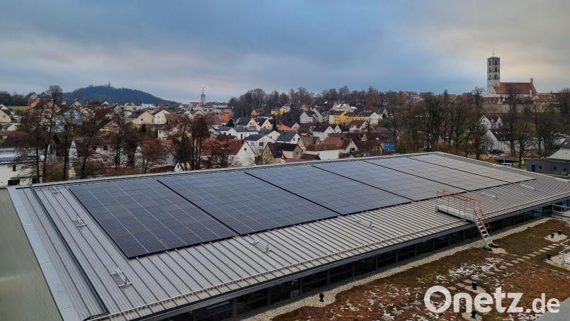 Auf dem Dach der Realschulturnhalle in Sulzbach-Rosenberg ist die neue PV-Anlage montiert und geht demnächst in Betrieb. Bild: Sunline Solarstrom GmbH, Fürth