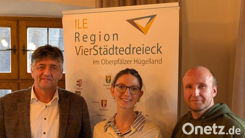 Vorsitzender Edgar Knobloch, Umsetzungsbegleiterin Marion Nothelfer und Fachkraft Kilian Heinl freuen sich nach einstimmigem Beschluss auf die weitere Zusammenarbeit im Jahr 2026. Bild: ILE Region VierStädtedreieck