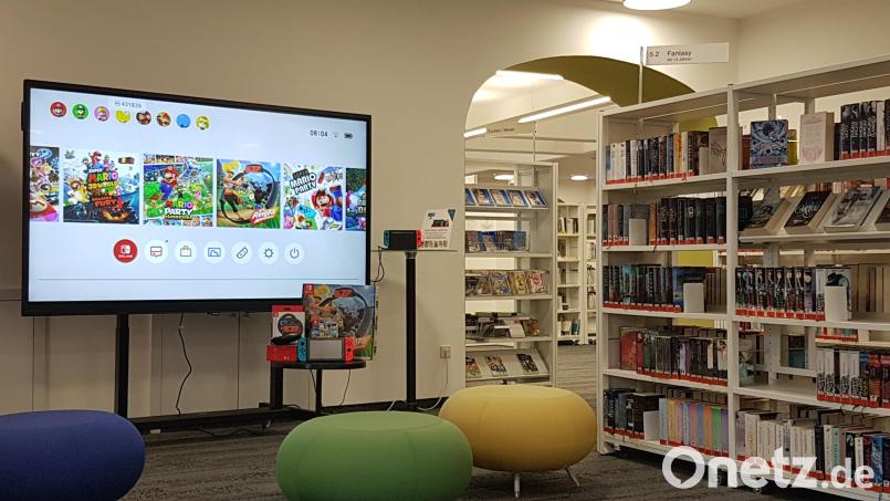 Die Gebühren für die Benutzung der Stadtbibliothek steigen ab 2026. Allerdings sind Kinder und Jugendliche von den Nutzungsgebühren auch weiterhin ausgenommen. Im Bild die Gaming-Ecke und Fantasy-Literatur. Bild: Marion Unglaub Schäfer/Stadtbibliothek/exb