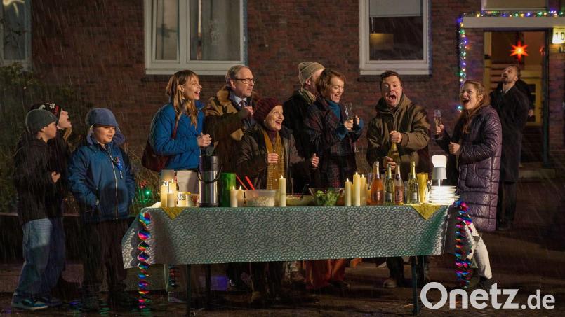 Die Hausgemeinschaft feiert Silvester - aber Prange ist bockig in der Wohnung geblieben. Bild: Thomas Leidig/NDR/dpa