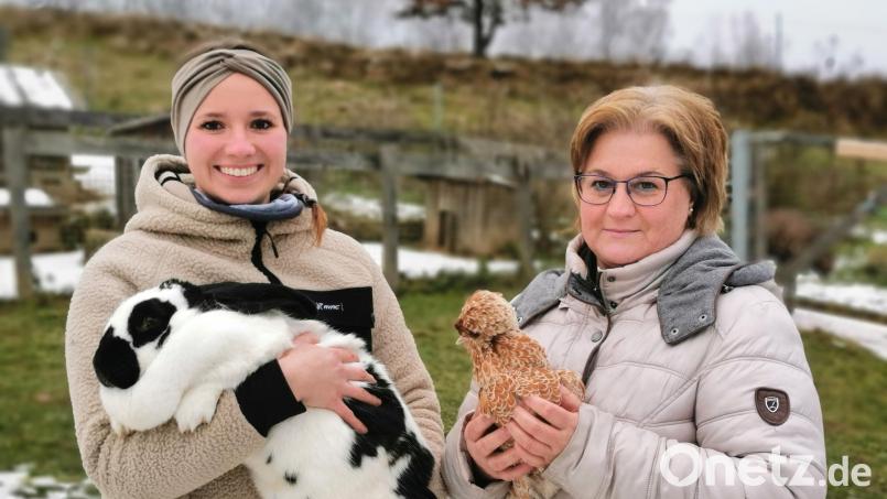 Die zwei neuen Erlebnisbäuerinnen Antonia Biegerl (links) und Karin Forster wollen Kindern und Jugendlichen den Kontakt zu Tieren ermöglichen. Auch Hase "Charlie" und Paduaner-Huhn "Trudi" dürfen gefüttert und geknuddelt werden. Bild: Portner