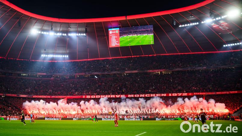 Fans auf beiden Seiten zündeten beim Spiel in der Allianz Arena Pyrotechnik. Bild: Tom Weller/dpa
