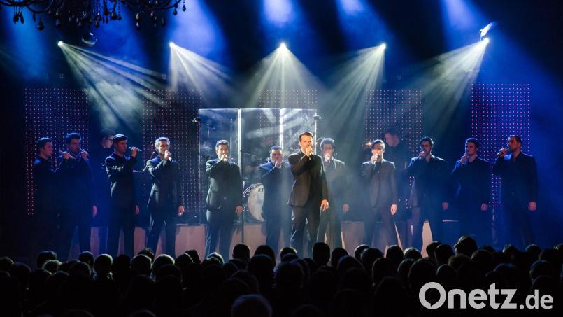 12 Stimmen - 12 faszinierende Persönlichkeiten singen, tanzen und feiern mit ihrem Publikum. Bild: Annika Schmidt/exb