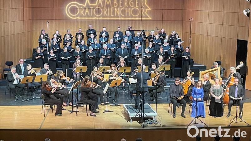 Mit dem festlichen Weihnachtsoratorium von Johann Sebastian Bach bereiteten der Amberger Oratorienchor und das Amberger Sinfonieorchester unter der Leitung von Thomas Appel ihrem Publikum erneut einen wunderbaren Abend im ACC. Gleiches gilt für die Solisten (rechts vorne von rechts nach links) Wiard Witholt (Bass), Katherina Müller (Sopran), Rebecca Martin (Mezzosopran) und Johannes Gaubitz (Tenor). Bild: Susanne Schwab