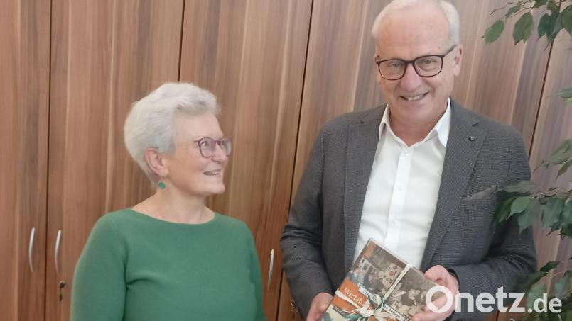 Bürgermeister Bernhard Lindner war der Erste, dem Marianne Moosburger ihr 240 Seiten starkes Buch überreichte. Bild: hka