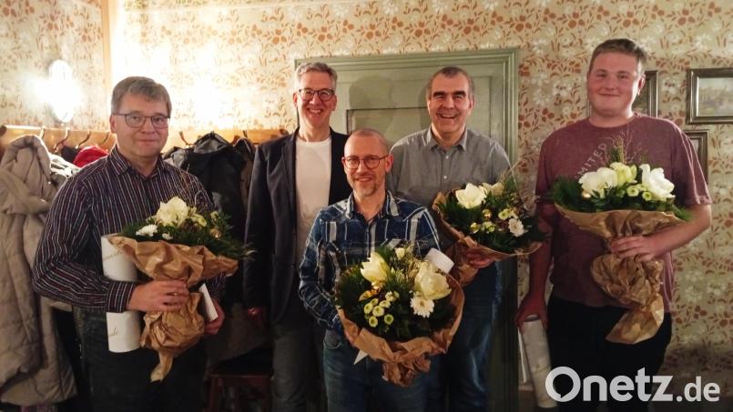 Das Foto zeigt (von links) Thomas Riedel, Geschäftsführer Alexander Schraml, Hubert Kellner, Hubert Bayer und Alexander Schlicht. Bild: Oswald Zintl