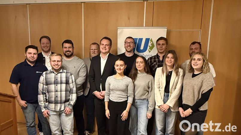 Die Kandidaten der Jungen Union Vilseck treten zur Stadtratswahl 2026 an. Kreisvorsitzender Henner Wasmuth (Zweiter von Links) gratulierte dem Team um Jonas Dittrich (Sechster von Links). Bild: Junge Union Vilseck