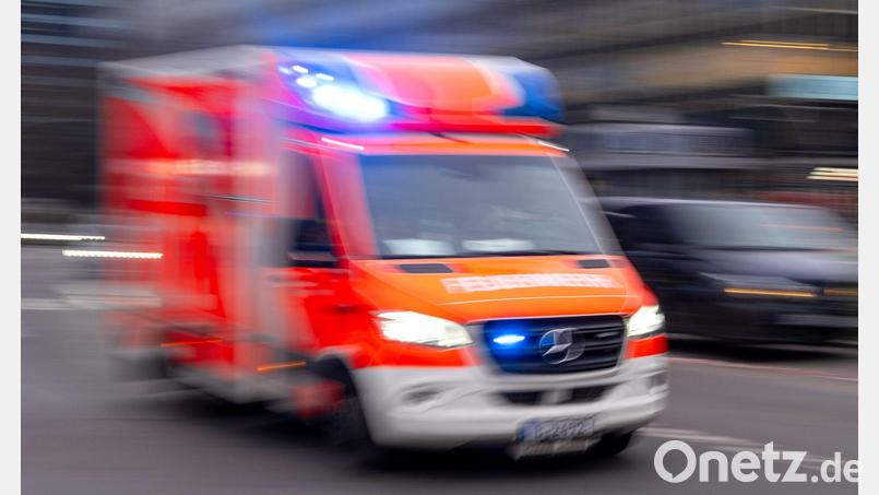 Bei einem Wohnungsbrand in einem Mehrfamilienhaus ist ein älterer Bewohner lebensgefährlich verletzt worden. (Symbolbild) Bild: Monika Skolimowska/dpa