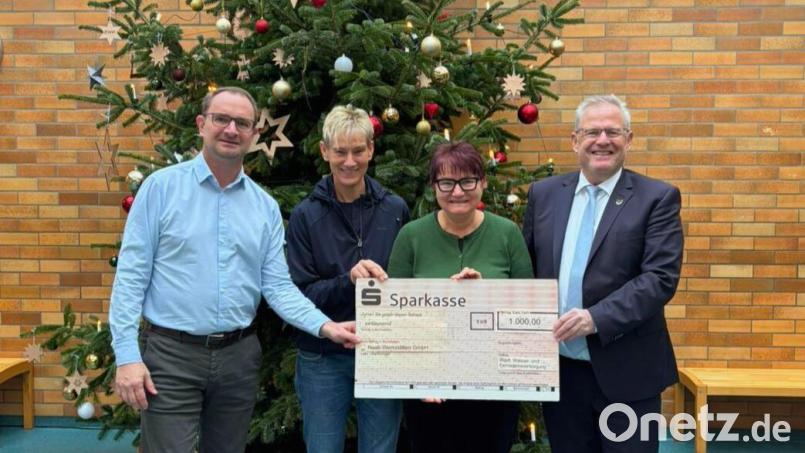 Vorweihnachtliche Freude bei allen Beteiligten (von links): Stefan Trettenbach (Werkleiter, Städtische Wasser- und Fernwärmeversorgung), Margit Gerber (Geschäftsleitung, Naab-Werkstätten), Martina Bachl (Sozialdienst, Naab-Werkstätten) und Oberbürgermeister Andreas Feller. Bild: Daniel Weigl, Stadt Schwandorf