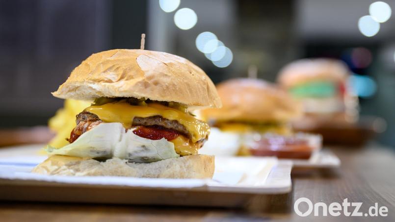 Ein Cheeseburger steht in einem Fast-Food-Restaurant auf dem Tresen. Symbolbild: Sebastian Gollnow /dpa