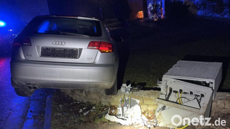 Ein 19-jähriger Fahranfänger verliert in Hermannsberg bei Illschwang die Kontrolle über sein Auto und prallt gegen eine Gartenmauer. Bild: Polizei Sulzbach-Rosenberg