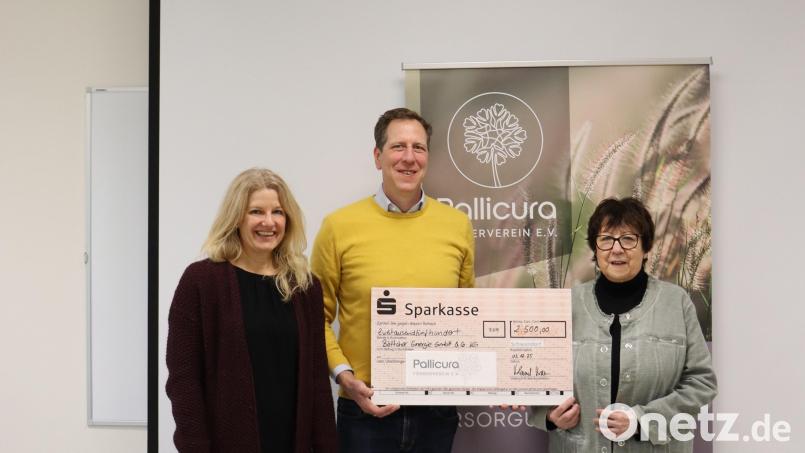 2500 Euro bekommt der Schwandorfer Pallicura-Förderverein von der Böttcher Energie. Im Bild von links: Tanja Ebenhöch (Marketing-Managerin Böttcher), Geschäftsführer Roland Braun und Sonja Kellner, Vorsitzende des Fördervereins. Bild: Claudia Berger, Pallicura Förderverein e.V.