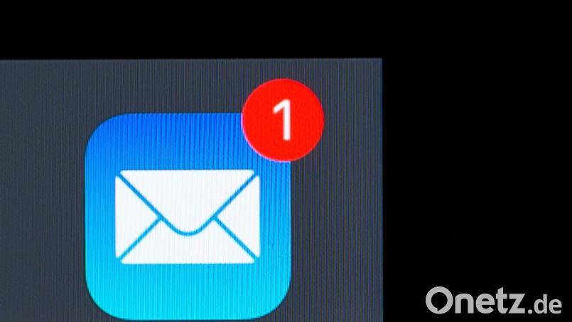 Nach einer Studie des Bitkom hat die E-Mail auch im privaten Umfeld nicht an Relevanz verloren. (Archivbild) Bild: Silas Stein/dpa/dpa-tmn