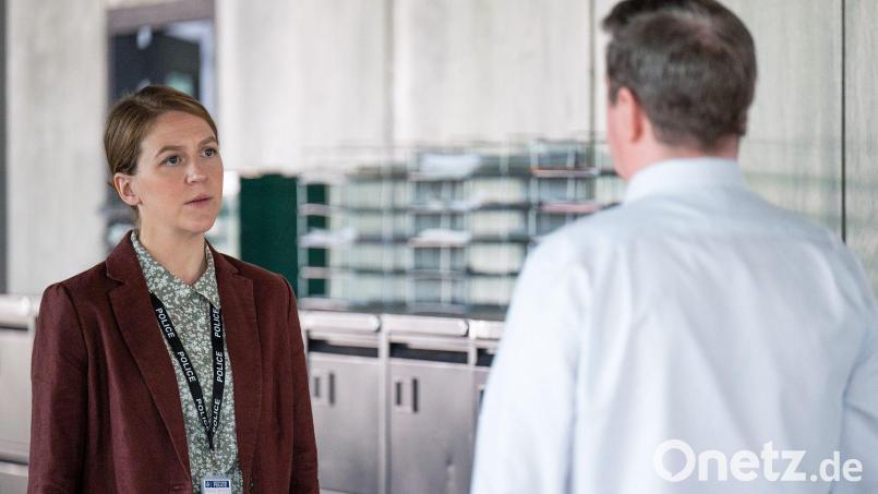 In einem für ihren Chef (Stuart McQuarrie) abgeschlossenen Fall stößt Sarah Collins (Gemma Whelan) auf eine neue Spur, der sie auf den Grund gehen möchte. Bild: -/ZDF/ITV/dpa