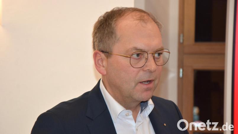 Sparkasse-Vorstandsvorsitzender Hans-Jörg Schön warb im Mitterteicher Stadtrat um Zustimmung für die Fusionspläne der Sparkasse Oberpfalz Nord, die er zu hundert Prozent auch erhielt. Bild: jr