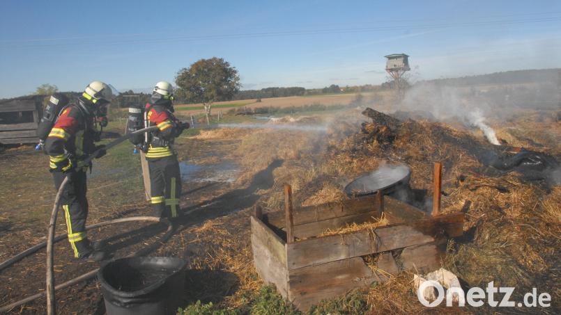 Beim Großbrand in Pilsheim vor einigen Wochen ist es immer wieder zu Problemen mit der Löschwasserversorgung gekommen. Die Ursachen sind jetzt gefunden. Bild: pop