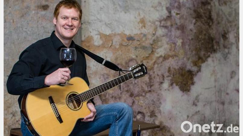 Holger Herrmann singt Reinhard Mey – am Freitag, 12. Dezember, in der Buchhandlung Mayr in Amberg. Bild: ads