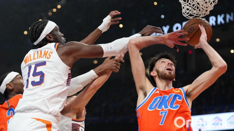 Viele Hände: Oklahoma City Thunder (hier mit Center Chet Holmgren) behielt auch gegen die Phoenix Suns den Durchblick. Bild: Kyle Phillips/AP/dpa