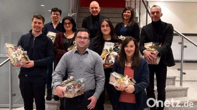 Ehrungen bei der Kewog-Gruppe: Im Bild von links (1. Reihe, vorne): Alexander Stark, Stefanie Albert; 2. Reihe: Lukas Weiß, Cornelia Daubitzer, Celina Fellner, Rainer Hecht; 3 Reihe: Sabine Siegert, Geschäftsführer Bernd Büsching und Marion Scharnagl-Neid. Bild: Silke Bomann