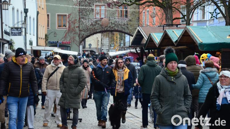 Trotz Kälte herrschte großer Andrang beim letzten Kathreinmarkt in Weiden. Bild: Kunz