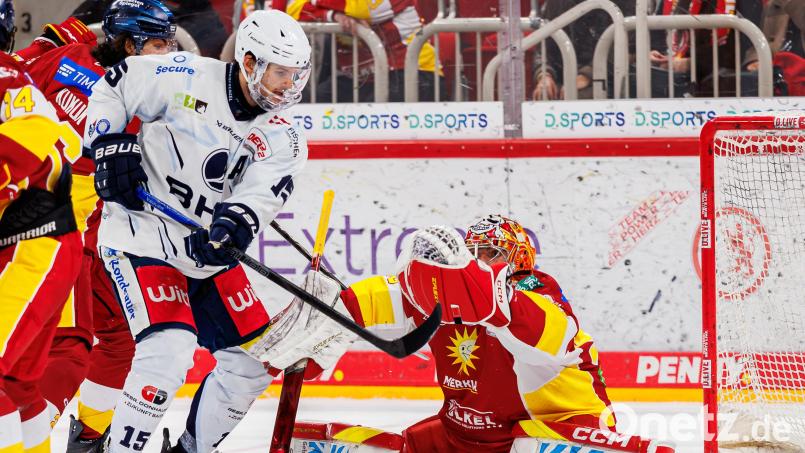 Das Hinspiel bei der Düsseldorfer EG haben Fabian Voit (weißes Trikot) und die Blue Devils Weiden knapp mit 0:1 verloren. Am Wochenende gastiert der Traditionsklub vom Rhein erstmals in der Hans-Schröpf-Arena. Archivbild: Werner Moller