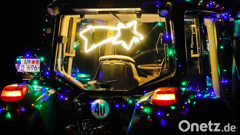 Der festlich geschmückte Weihnachtsbulldog. Er fährt am 19. Dezember durch die Stadt Amberg. Archivbild: ref