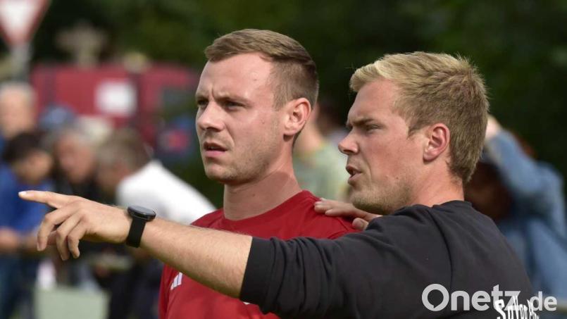 Trainer Michael Hartlich (rechts) gibt seit dieser Saison die Richtung bei der SpVgg Pfreimd vor. Bild: mhs