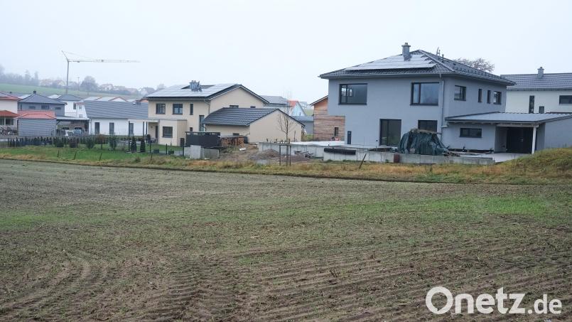 Die Siedlung "Wiesenweg" in Stulln ist komplett bebaut. Deshalb wird die Gemeinde das Neubaugebiet um elf Parzellen erweitern. Bild: Hirsch