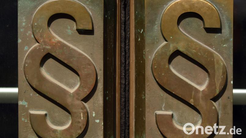 In gestohlenen Autos und mit gefälschten Papieren waren zwei Männer bei Amberg unterwegs, die von der Polizei angehalten wurden. Jetzt saßen sie vor Gericht und erhielten nach fünf Monaten Untersuchungshaft ihr Urteil. Symbolbild: Henning Kaiser