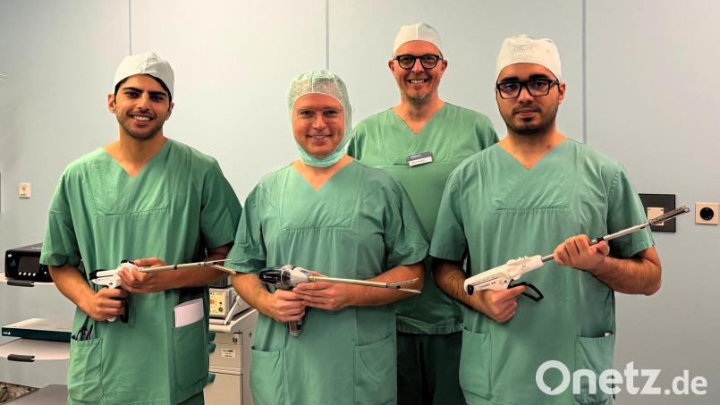 Boyan Minkov (Zweiter von links) mit Workshop-Teilnehmern, die chirurgische Stapler testeten. Sie werden zum Beispiel beim Verschließen von Wunden eingesetzt. Bild: Asklepios Klinik Oberviechtach