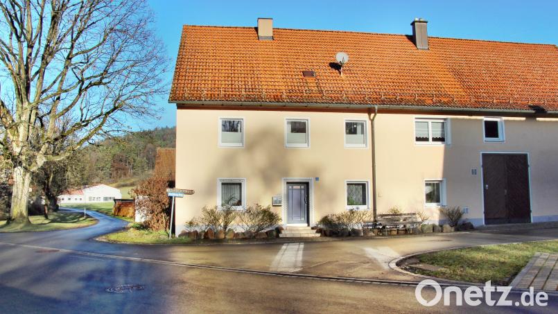 In den Kirchenweg (vorne) münden rechts der Buchbergweg und links der Achtler Weg, beide ohne ein Verkehrszeichen zur Klärung der Vorfahrt. Zwar gilt dann die "Rechts vor Links"-Regel, diese wird aber von den Kraftfahrern nicht immer beachtet. Bild: ds