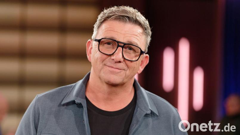 Hans Sigl ist mit einem ironisch-heiteren Weihnachtsprogramm auf Tournee. (Archivbild) Bild: Henning Kaiser/dpa