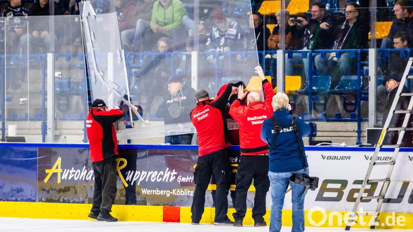 Der Scheibenbruch vom Sonntag hat für die Blue Devils Weiden nun auch konkrete sportliche Folgen. Bild: Tobias Neubert