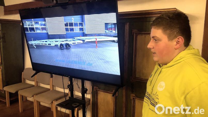 Das Fahrgestell mit Wechselpritsche wurde vom Gastredner Andreas Meister in der Sitzung des Falkenberger Gemeinderates vorgestellt. Bild: wro