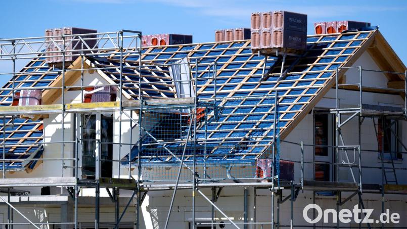 Im Wohnungsbau dürfte es bald wieder bergauf gehen (Archivbild). Bild: Sven Hoppe/dpa
