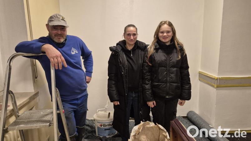 Pächter Daniel Siebert mit Ehefrau Melanie und Tochter Emilia zwischen Staffelei und Farbkübel in der zukünftigen Lounge. Bild: eib