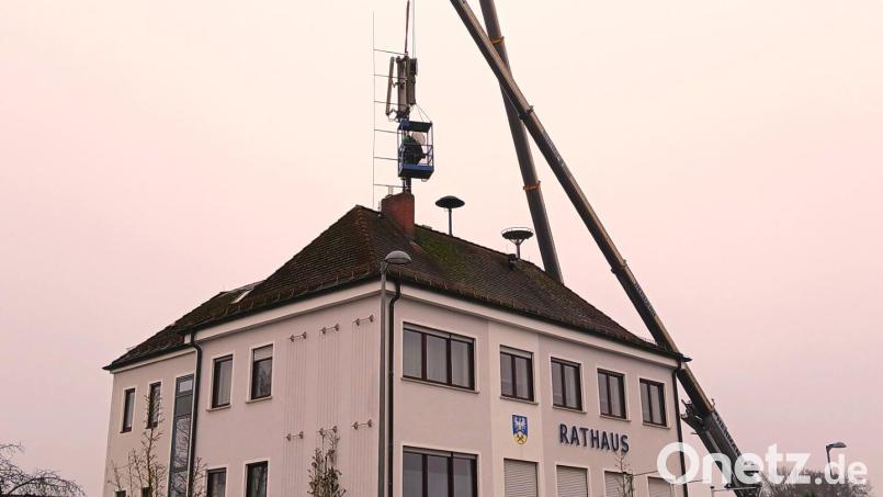 Mit Hilfe eines Autokrans baute der Netzbetreiber die Antenne auf dem Steinberger Rathaus ab und suchte sich einen neuen Standort in der Nähe des Klärwerks. Bild: Josef Eindorfer