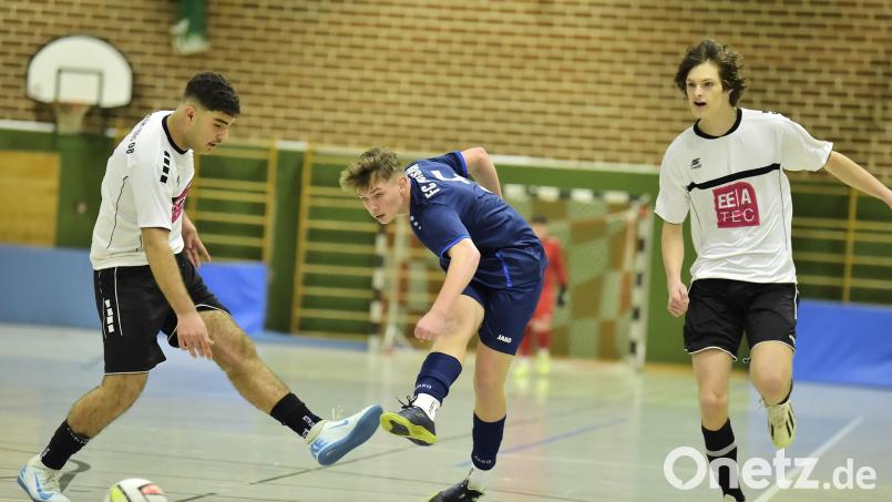Die JFG Obere Vils (weiße Trikots) hat sich für die Endrunde bei den U17-Junioren qualifiziert. Bild: Hubert Ziegler