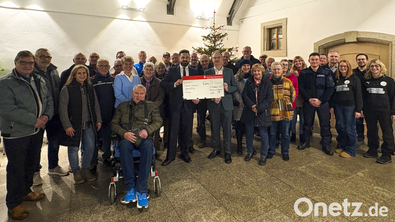 Die Vertreterinnen und Vertreter der begünstigten Vereine freuen sich über die finanzielle Unterstützung der Vereinigten Sparkassen. Bild: Sparkasse Neustadt