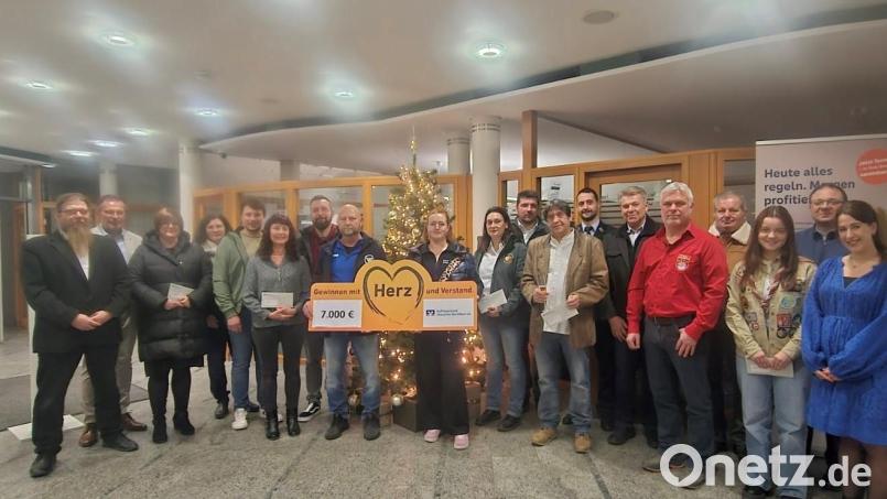 Das Foto zeigt die Vereinsvertreter sowie Vorstandssprecher Joachim Geyer (Zweiter von links), Geschäftsstellenleiter Günther Bäte (links) sowie Kundenberaterin Lena Kohl (rechts). Bild: Gabriele Farnbauer/exb