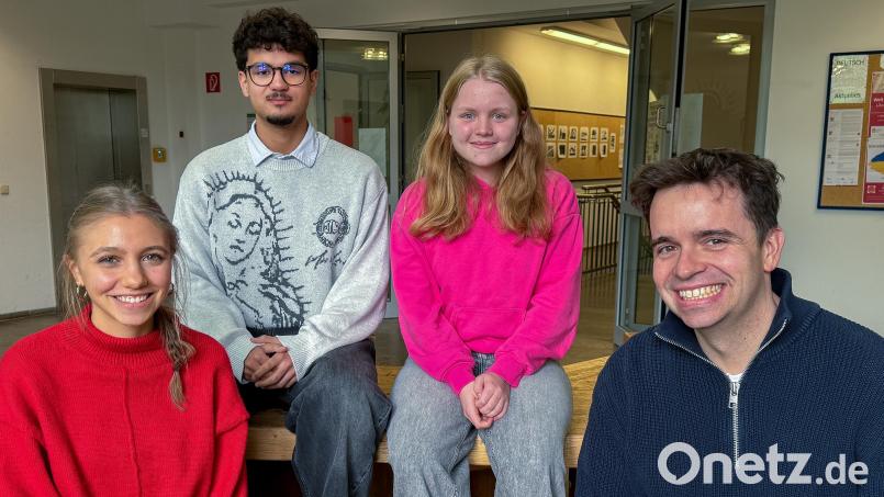 Fabia Koch, Vincent Baier und Hannah Poeplau (von links) vom Herzog-Christian-August-Gymnasiums Sulzbach-Rosenberg hatten selbst ein Planspiel zur Wiedereinführung der Wehrpflicht erstellt. Dafür gab es einen Preis des Landesschülerrates Bayern und Lob von Lehrer Tobias Grieb (rechts). Bild: Stephan Huber