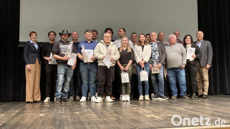 Die Anton Steininger GmbH ehrte zahlreiche Mitarbeiter für ihre langjährige Betriebszugehörigkeit und abgeschlossene Berufsausbildungen. Bild: Ingrid Meier