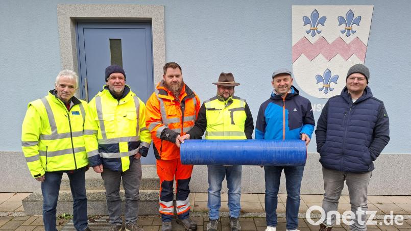 Norbert Winter, Roland Kiesecker, Peter Blank, Christian Wallner, Bürgermeister Hans Ram und Martin Sommer (von links) lobten die gute Zusammenarbeit bei der Baumaßnahme in Ensdorf. Bild: Lothar Trager (tra)