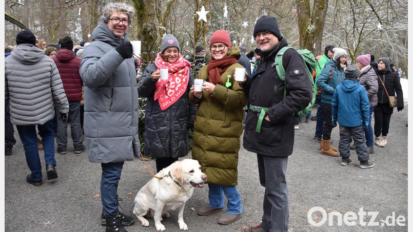 Warm gekleidet bei Temperaturen von sechs Grad Minus genossen die Gäste das schöne Wintermärchen vor der Blockhütte, holten sich heißen Glühwein und ließen es sich gut gehen. Bild: ubb
