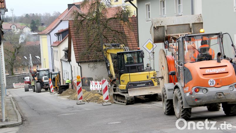 Der Ausbau des Glasfasernetzes in Niedermurach kommt zügig voran und ist der Fertigstellung nahe. Hier in der Oberviechtacher Straße war eine Verkehrsregelung per Ampel zwingend erforderlich. Bild: Josef Böhm