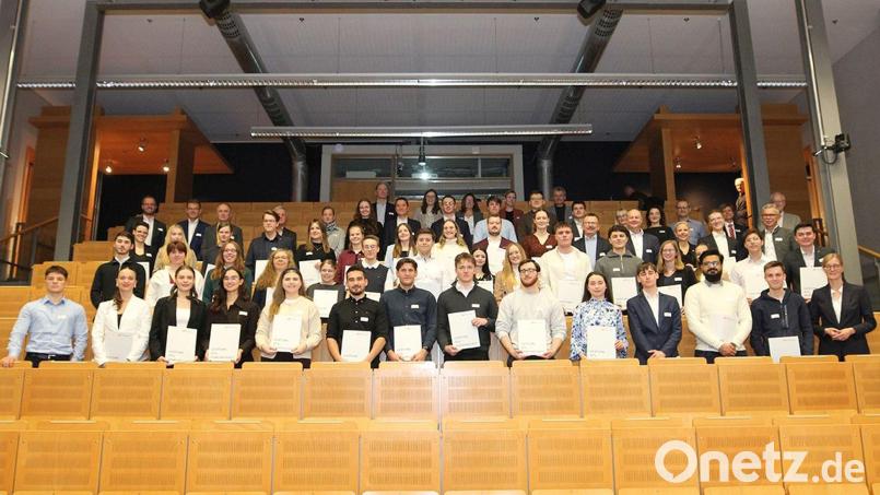 Im Deutschlandstipendium-Förderjahr 2025/2026 werden 52 Stipendiatinnen und Stipendiaten von Unternehmen, Stiftungen und Vereinen unterstützt. Bild: OTH Amberg-Weiden/Sonja Wiesel