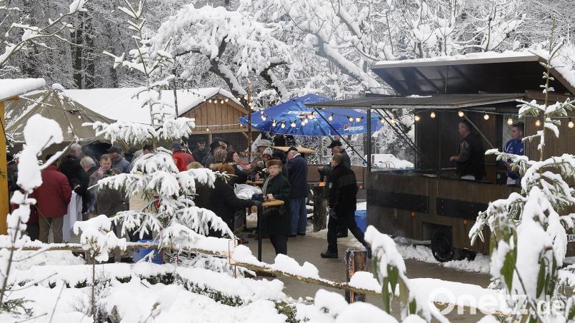 Besonders romantisch ist der forstliche Weihnachtsbasar auf dem Mariahilfberg bei Schnee. Archivbild: Petra Hartl