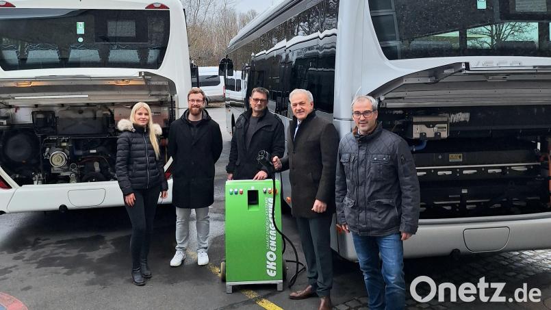 Die Verantwortlichen um Landrat Roland Grillmeier (Zweiter von rechts) und Eska-Geschäftsführer Markus Hösl (rechts) bei der Besichtigung der neuen Busse. (rechts im Bild ein Bus mit Akku, links ein motorisierter Bus). Außerdem im Bild von links: Sandra Schön (Sachgebiet ÖPNV im Landratsamt), Klimaschutzmanager Lukas Faltenbacher sowie Eska-Betriebsratsvorsitzender und Omnibusfahrer Rene Prokesch. Bild: Fabian Polster